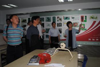 嘉宾参观工作室