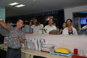 陶老师向省市领导介绍工作室概况