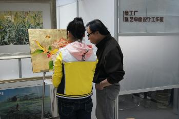 钟教授在指导员工创作
