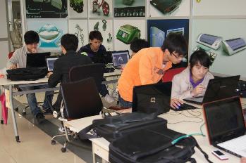 员工在开展实践创作