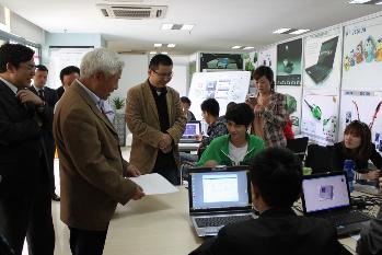 工业设计专家与员工亲切交流