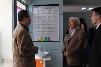 赵主任向专家介绍工作室概况